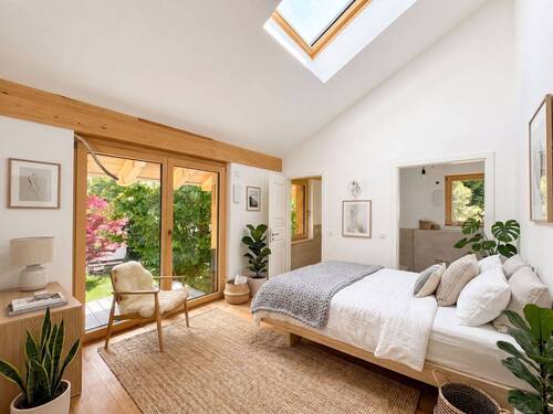 Schlafzimmer mit angrenzendem Bad und separater Toilette
- 