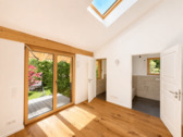 Schlafzimmer mit angrenzendem Bad und separater Toilette
- 