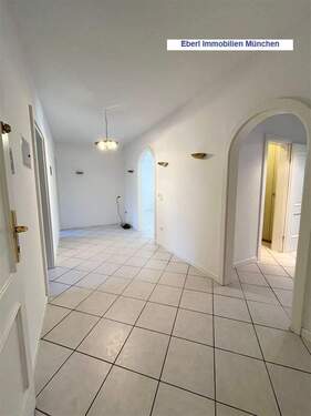 Flur - Etagenwohnung mit 141,00 m² in Haar zur Miete