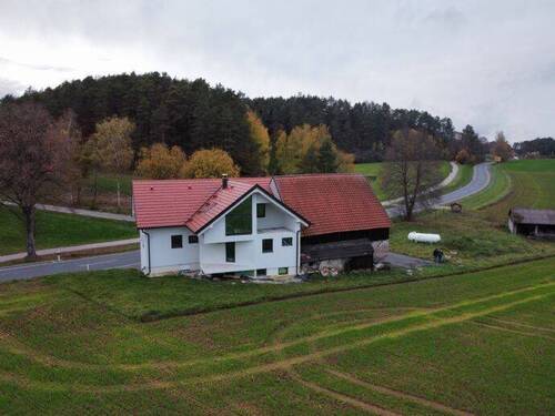 Bild 1 - 8 Zimmer Mehrfamilienhaus, Wohnhaus zum Kaufen in Plech