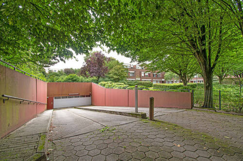 Weitläufige Einfahrt zur Tiefgarage - 