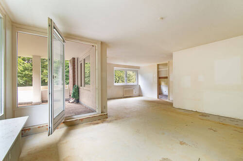 Großes Wohn- und Esszimmer über Eck mit Balkonaustritt - 4 Zimmer Etagenwohnung zum Kaufen in Hamburg