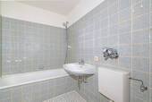 Bad mit WC-Anschluss und Wanne - 