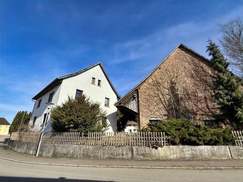 Wohnhaus mit Scheune und Stallungen - 6 Zimmer Bauernhaus, Landhaus zum Kaufen in Sauldorf