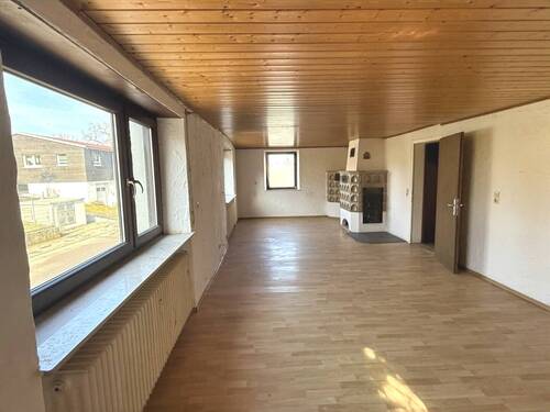 Wohnzimmer mit Kachelofen - 6 Zimmer Bauernhaus, Landhaus in Sauldorf