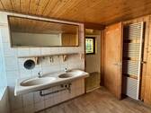 Duschbad mit zwei Waschbecken - 