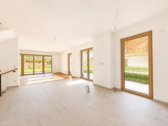 Offener Wohn- und Essbereich mit Zugang zum Garten - 