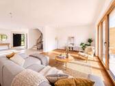Helles Wohnzimmer mit viel Fensterfläche - 