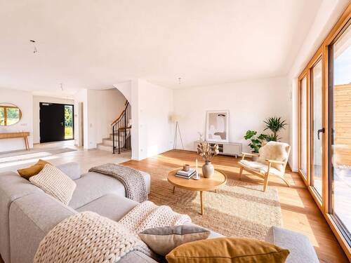 Helles Wohnzimmer mit viel Fensterfläche - 