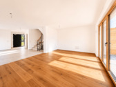 Helles Wohnzimmer mit viel Fensterfläche - 