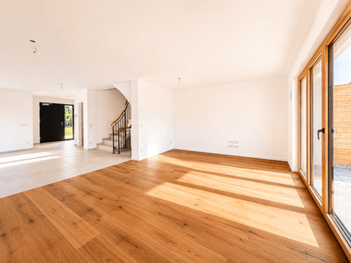 Helles Wohnzimmer mit viel Fensterfläche - 