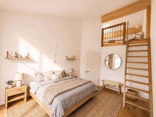 Zimmer mit Zugang Dachgeschoß - 