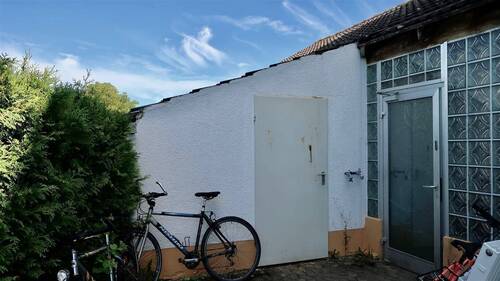 hinterer Eingang und Holzschuppen - 