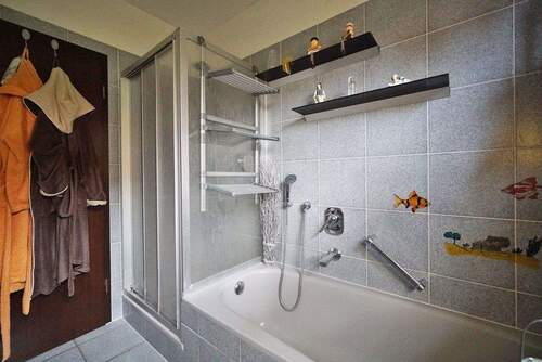 EG-Bad, Wanne und Dusche - 