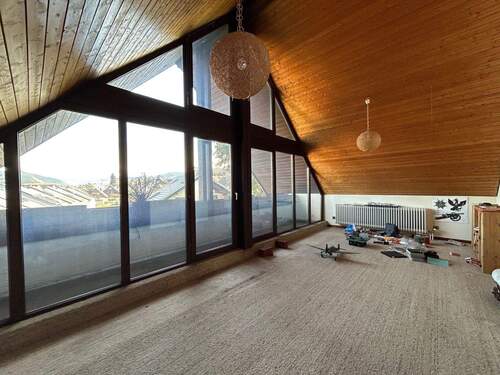 Schlafzimmer mit Balkon im Dachgeschoss - 