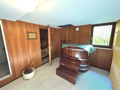 Wellnesbereich mit Badefass und... - 