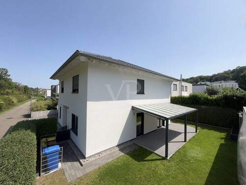 Außenfläche mit überdachter Terrasse - Einfamilienhaus mit 175,00 m&sup2; in Baden-Baden zum Kaufen