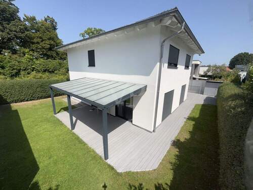 Außenfläche mit überdachter Terrasse - 