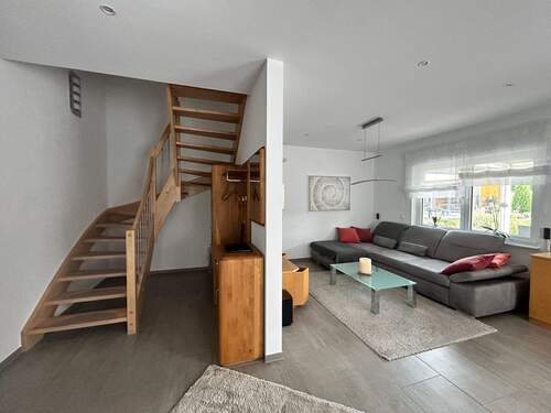 Wohnzimmer / Treppenaufgang - 