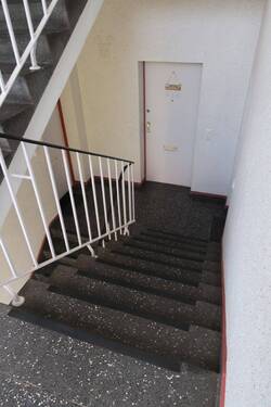 Treppenhaus gepflegt.JPG - Etagenwohnung mit 36,10 m² in Berlin zum Kaufen