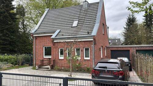 Haus_Straßenansicht - 5 Zimmer Einfamilienhaus zum Kaufen in Hamburg / Hummelsbüttel