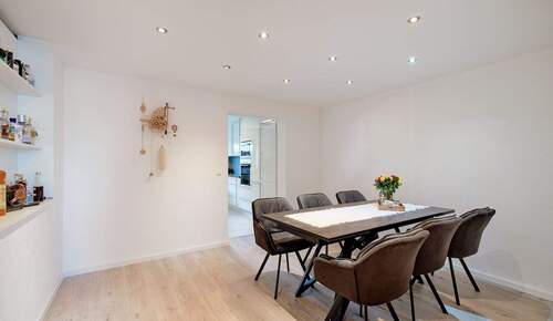 Schöner Essbereich direkt vor der Küche - 