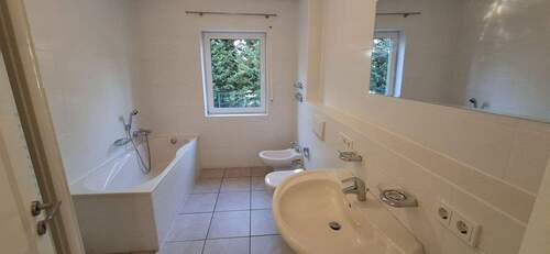 erstes Badezimmer EG - 