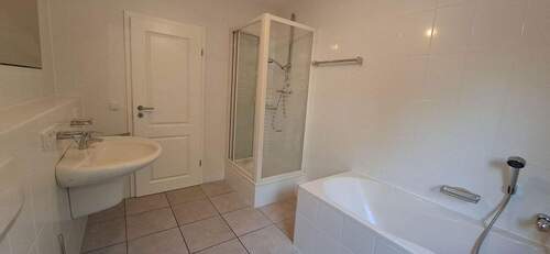 zweites Badezimmer EG - 