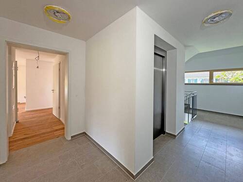 Treppenhaus / Aufzug - 