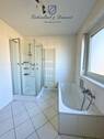 Bad mit Wanne und Dusche Og - 