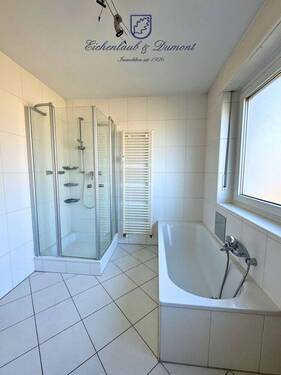 Bad mit Wanne und Dusche Og - 