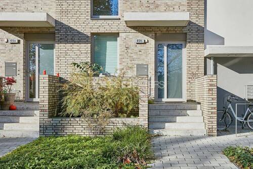 Außenansicht - + Großzügige 2-Zimmer-Wohnung mit eigenem Eingang und Terrasse +