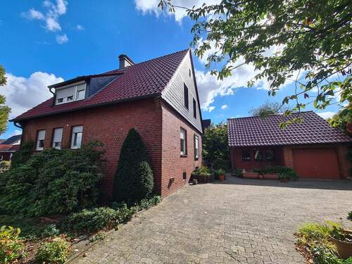 Haus, Garage, Einfahrt - Ahlen-Vorhelm, ein freistehendes Haus mit sehr großem Grundstück, Garage und Vollkeller.