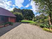 Garage, Einfahrt, Rasen - 