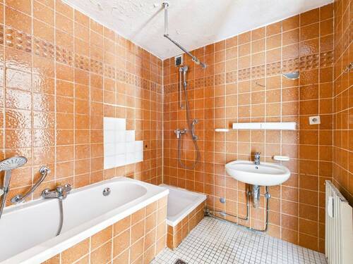 Bad mit Dusche und Wanne - 