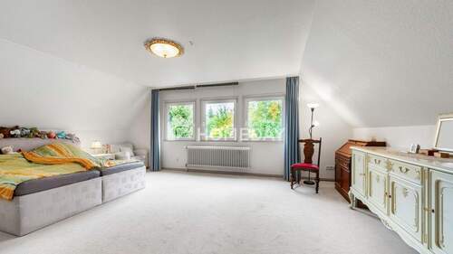 1. OG Schlafzimmer 1 - 