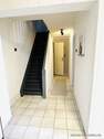 Flur mit Treppe - 