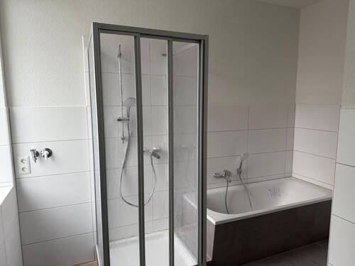 Beispielbild wenn Dusche und Wanne vorhanden. - Teils nur Dusche verbaut. - 2 Zimmer Etagenwohnung in Strehla