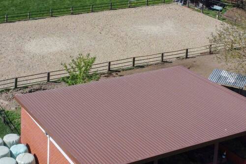 Reitplatz und Unterstand - 