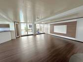 Blick vom Wohnbereich zur Pool-Area - 