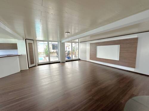 Blick vom Wohnbereich zur Pool-Area - 