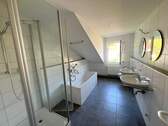 Bad mit Wanne und Dusche - 