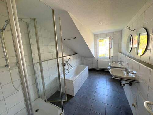Bad mit Wanne und Dusche - 