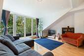 Wohnzimmer - Lichtdurchflutete 3-Zimmer-Dachgeschosswohnung mit französischem Balkon