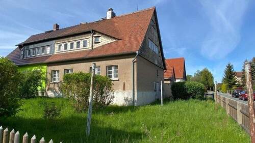 Seiten- und Rückansicht - Schöne Siedlungslage - 49.500,00 EUR Kaufpreis, ca.  98,00 m² Wohnfläche