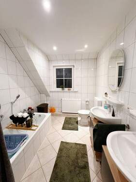 Badezimmer mit Badewanne.jpg - 