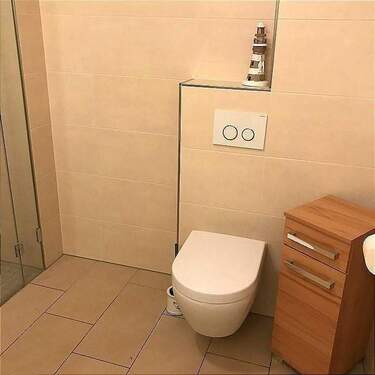 Hochwertige Ausstattung im geräumigen Bad mit Fußb - 