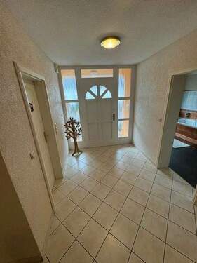 13 Haupteingang von innen - links Gäste WC - rechts Küche - 8 Zimmer Bungalow zum Kaufen in Mettlach