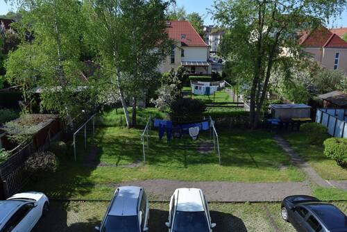 Hof Stellplätze.JPG - Etagenwohnung in Heidenau zum Kaufen