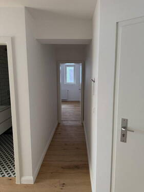 Flur zum ersten Schlafzimmer - 2 Zimmer Etagenwohnung in Stuttgart